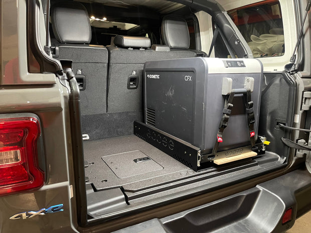 GOOSE GEAR JEEP WRANGLER 2021-PRESENT 4XE 4 DOOR - REAR PLATE SYSTEM WITH A FACTORY SUBWOOFER